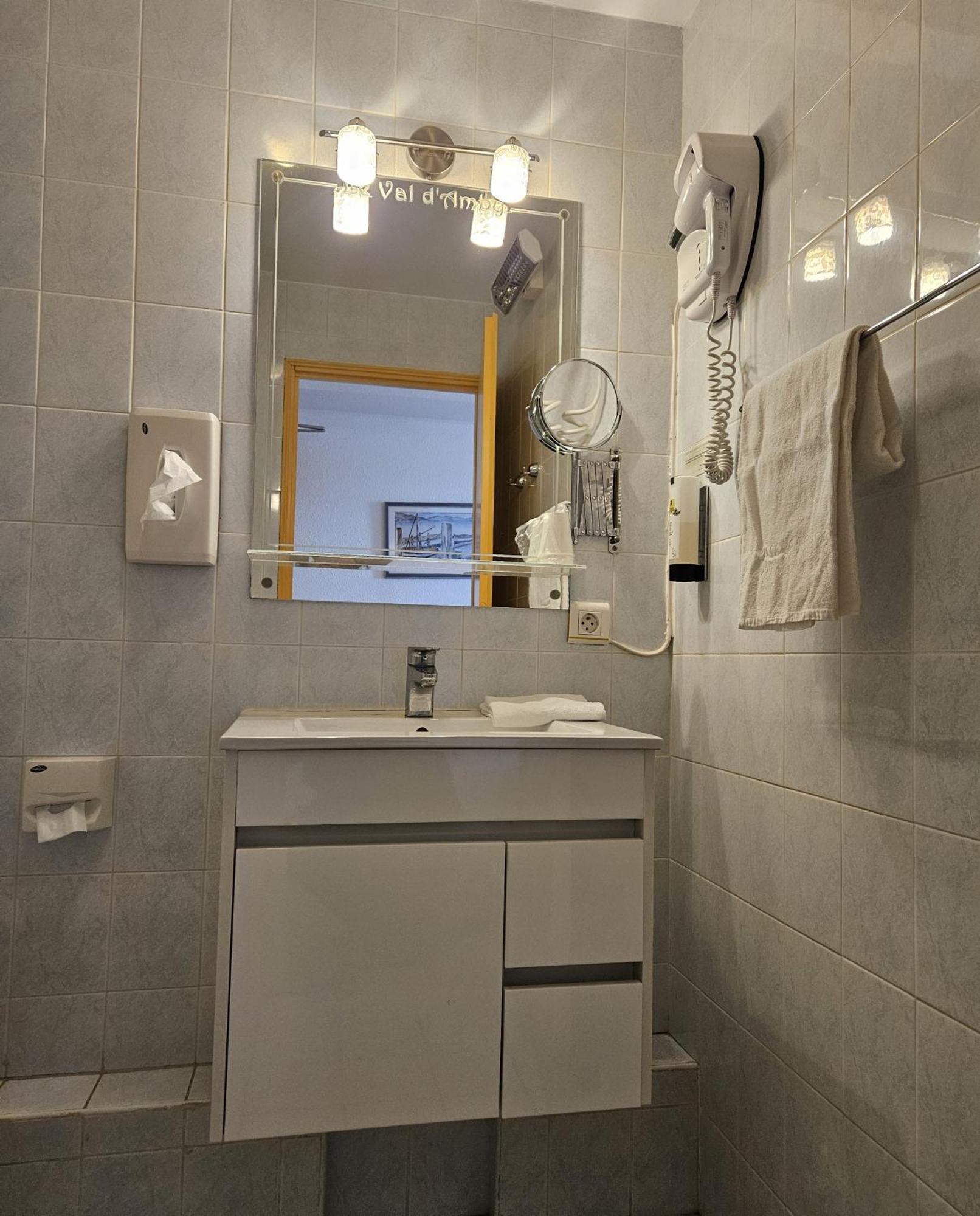 Le Val D'Amby Hotell Hieres-Sur-Amby Exteriör bild