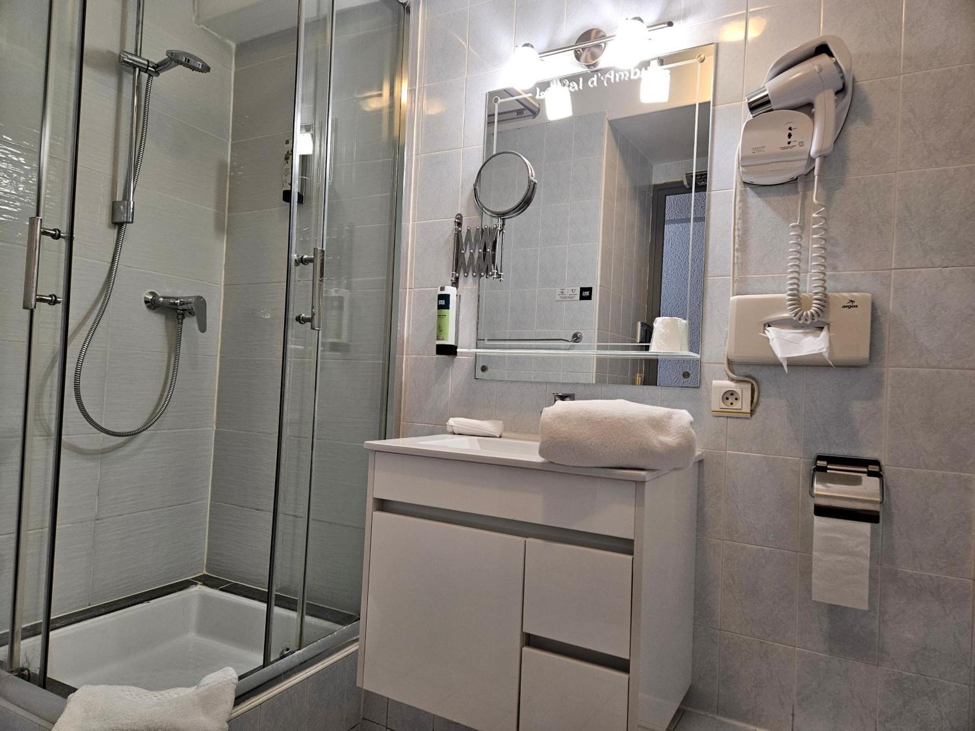 Le Val D'Amby Hotell Hieres-Sur-Amby Exteriör bild